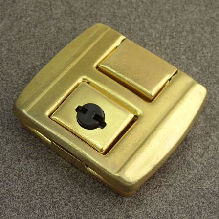 310-1-go-8-TV Kofferschloss, groß, vermessingt